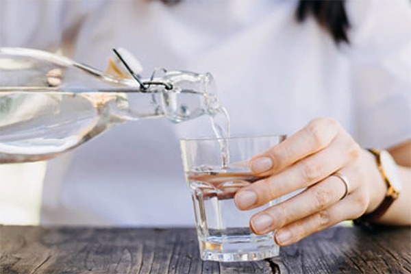 Sáng ngủ dậy nên uống nước gì