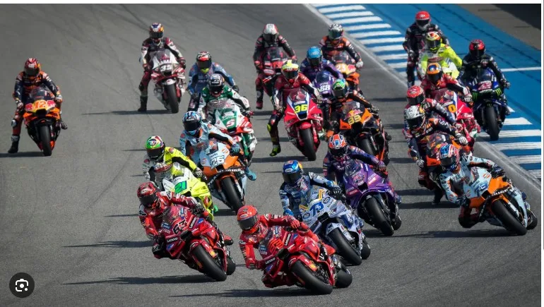 dua-xe-motogp-toan-tap-ve-dinh-cao-toc-do-tren-2-banh-xe-12
