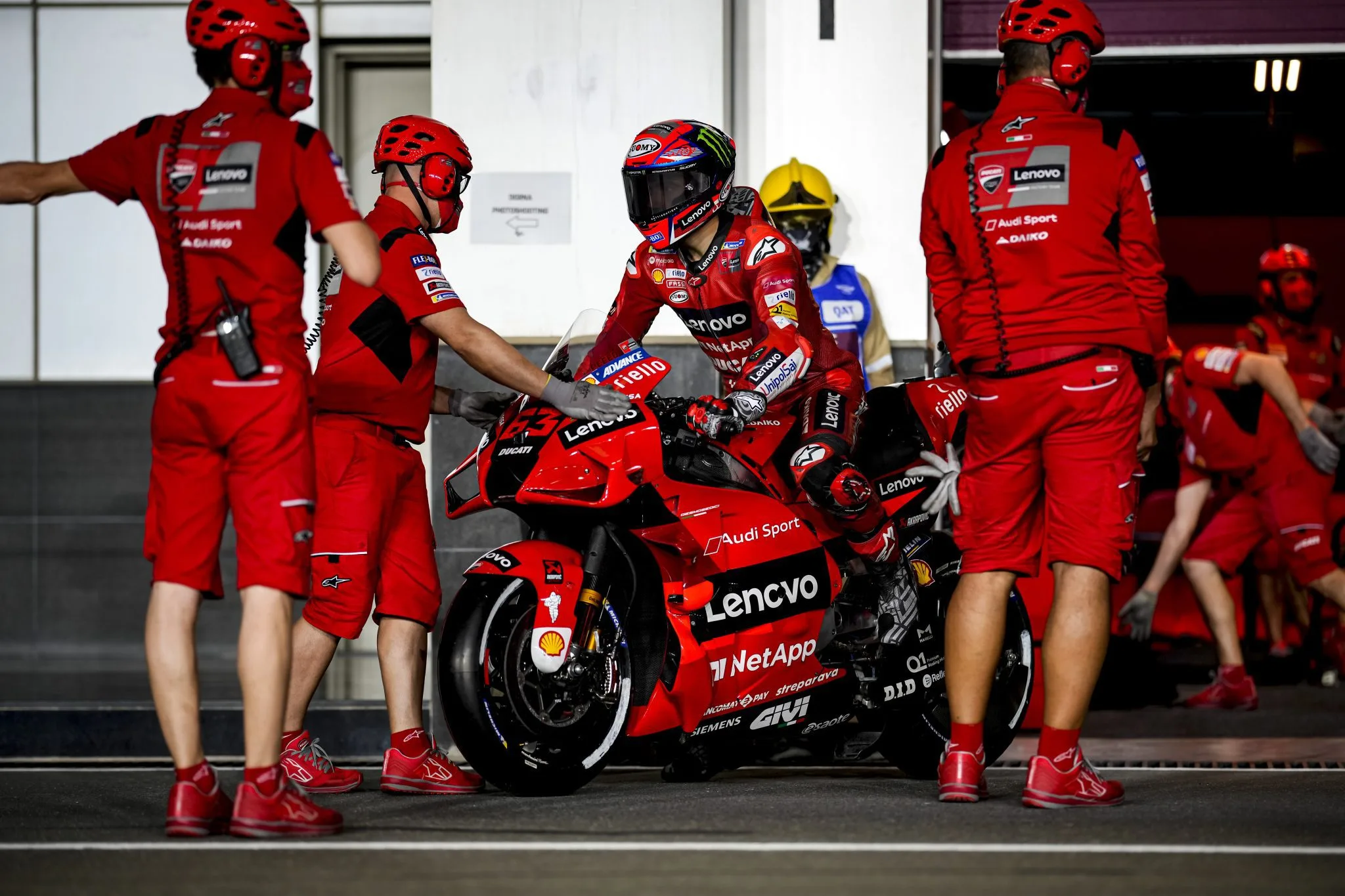 dua-xe-motogp-toan-tap-ve-dinh-cao-toc-do-tren-2-banh-xe-1002