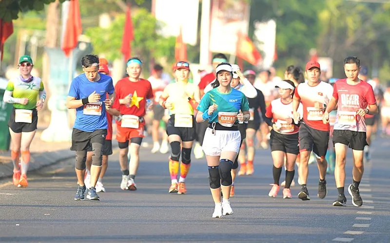 Bước chạy rộn rã của hàng vạn runner đi qua các cung đường di sản cổ kính tại Huế.