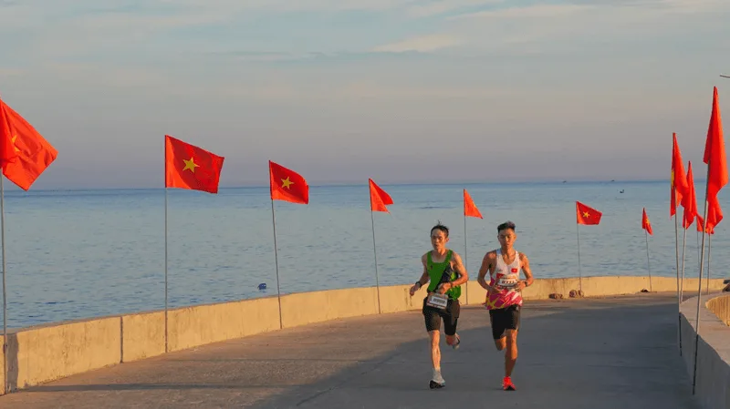 Runner bứt phá giới hạn bản thân dưới cái nắng gió khắc nghiệt của giải chạy miền duyên hải.